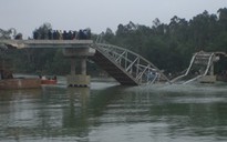 Quảng Ngãi: Sập cầu đang thi công, 2 người mất tích